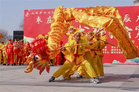 [图片]展示手机屏幕上不断弹出虚假安全警告提示的示意图